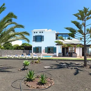 https://villa-rosa-playa-blanca-lanzarote.in-canary-islands.com